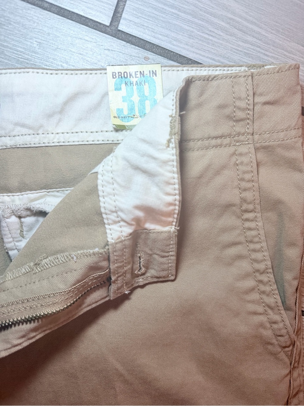 Old navy Men's Khaki Casual Shorts - size 38 - Picture 4 of 4